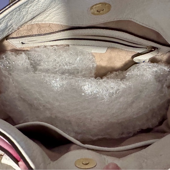 Michael Kors Stylish Pink and White Leather Handbag - Picture 3 of 3